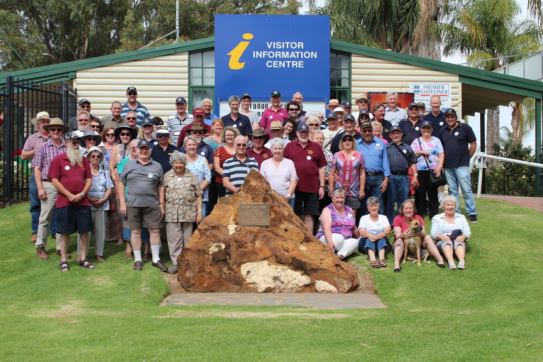 //www.oldsmobileclub.org.au/thumbnaillarge/1stNationalMeet-Parkes.png